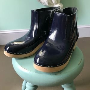 Hanna Andersson Navy Blue Patent Leather Ankle Boot Clogs size 36